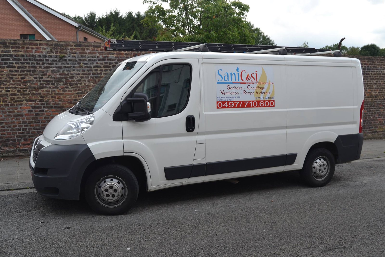 Plombier chauffagiste au travail